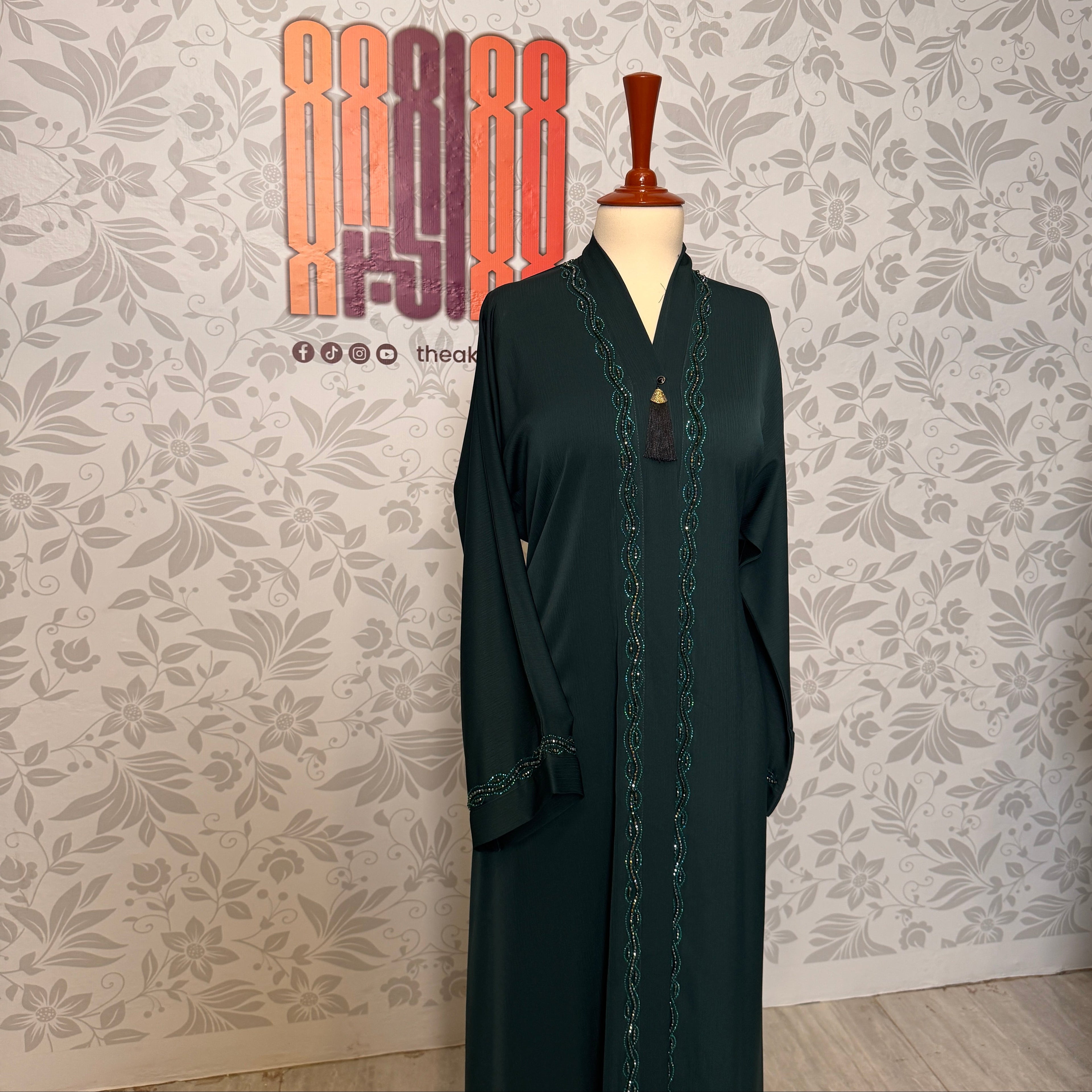 Cut Dana neckline detail closeup Green open front abaya designs Pakistan A002
