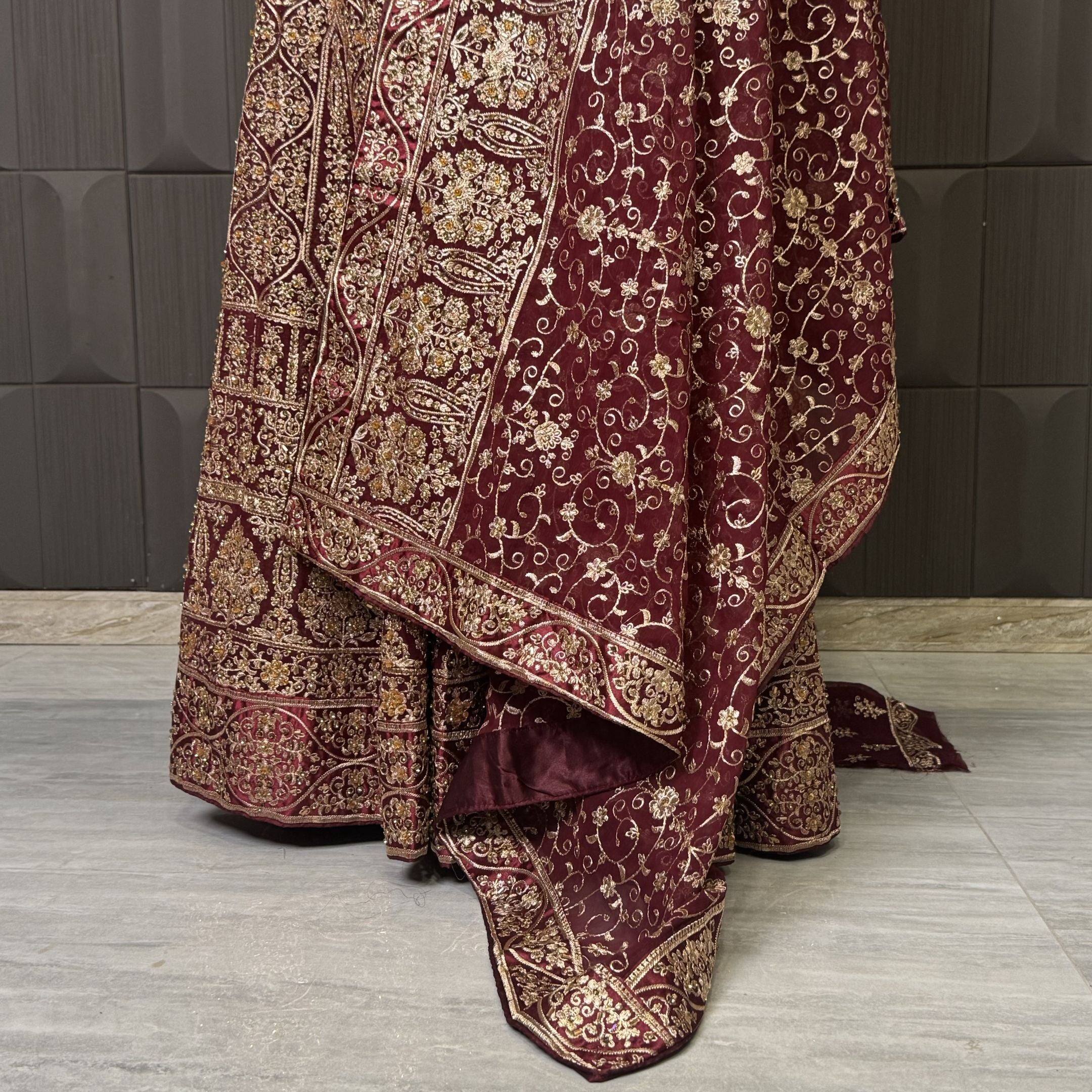 Bridal lehenga dupatta with heavy border in maroon chiffon fabric PAKISTAN