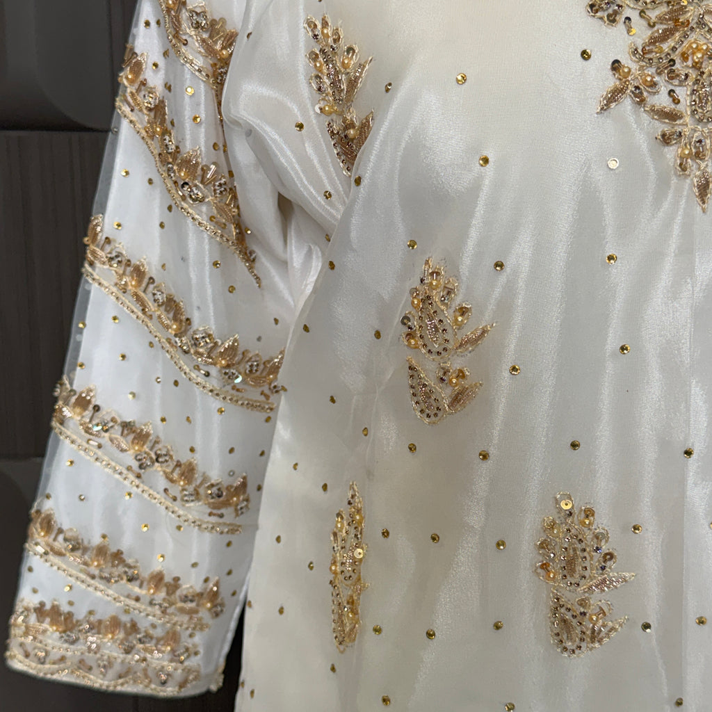 Party wear dresses pakistani brands PW040 shirt sleeves front close up – hand embroidery work on white organza tissue Pakistan
